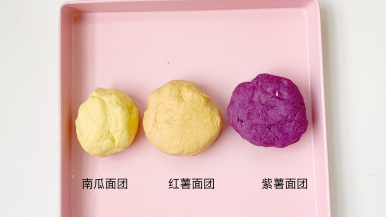 三色磨牙棒（南瓜、红薯、紫薯）,根据我的配方面粉比列和成面团。