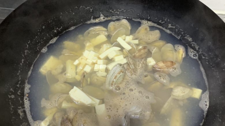 花蛤豆腐汤,关火