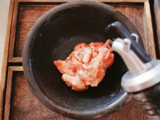 韩国海带汤,抓拌均匀 腌制半个小时  表面淋上芝麻油静置