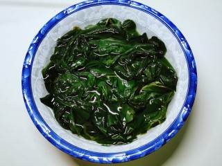 韩国海带汤,海带用清水浸泡并反复清洗