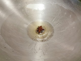 韩国海带汤,起油锅  油热放入八角