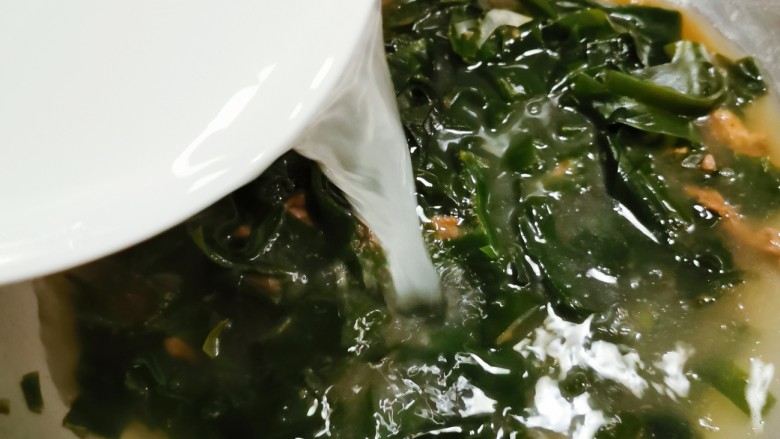 韩国海带汤,倒入淘米水