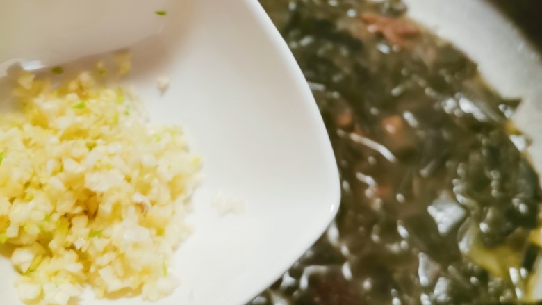 韩国海带汤,煮至海带适合自己口感需要时 放入蒜末增香去腥