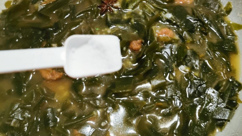 韩国海带汤,放入盐调整味道  关火