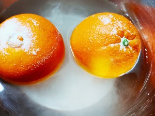 香橙蛋糕卷,放入凉水，加入两勺盐洗净