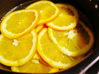 香橙蛋糕卷,放入奶锅中，加入少量水和适量的糖煮沸10分钟