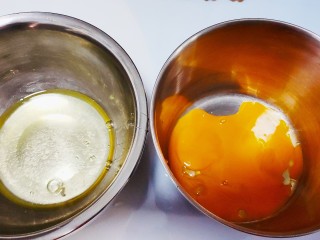 香橙蛋糕卷,准备三个鸡蛋，蛋清蛋白分离，蛋白先放入冰箱冷藏