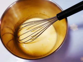 香橙蛋糕卷,蛋黄中加入玉米油搅拌均匀，然后加入牛奶混匀