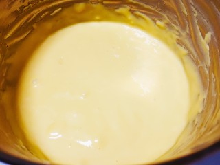 香橙蛋糕卷,筛入低粉，混匀备用