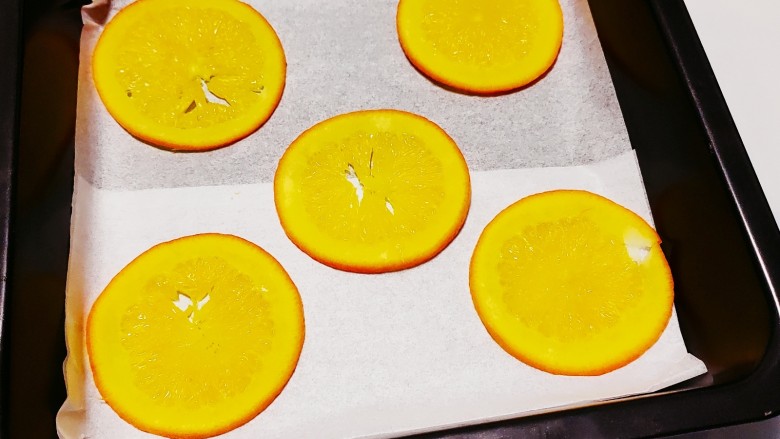 香橙蛋糕卷,将晾干的香橙放入垫有油纸的烤盘中