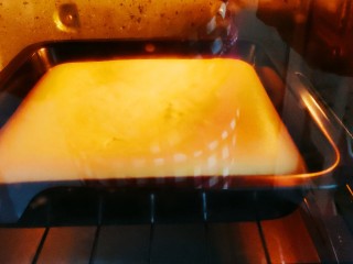 香橙蛋糕卷,烤箱上下180度，预热我5分钟后放入烤盘烤25分钟