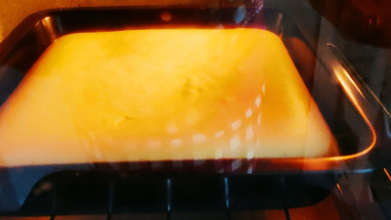 香橙蛋糕卷,烤箱上下180度，预热我5分钟后放入烤盘烤25分钟
