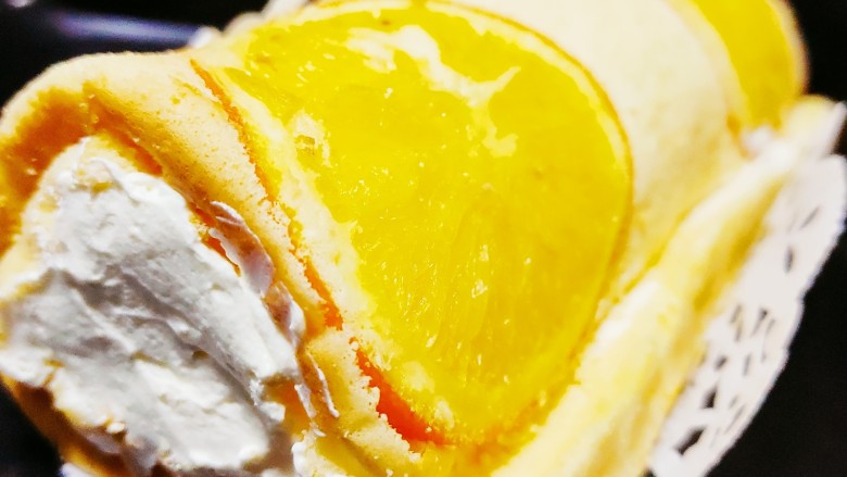 香橙蛋糕卷,抹上奶油放入芒果即可