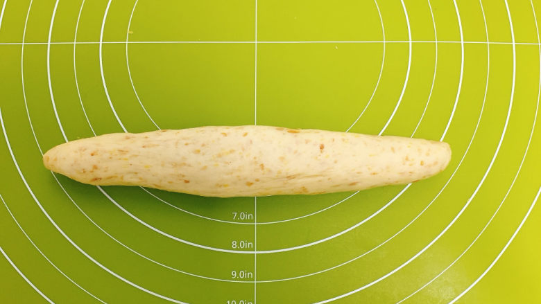 vegan热狗面包,取一个面团搓成长条状，呃…请忽略形状！