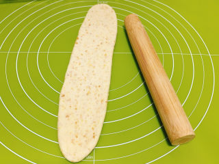 vegan热狗面包,利用小号檊面棍压扁如图。