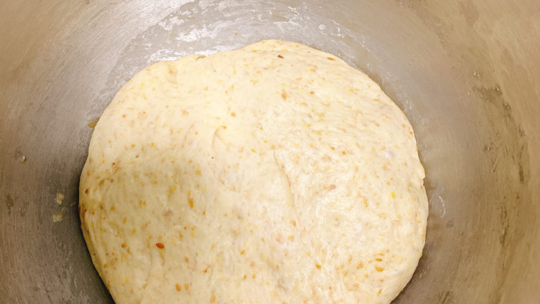 vegan热狗面包,覆上保鲜膜后静置发酵，室温22度需要1-1.5小时，较冷则需要更长的时间，直到面团成为原来的两倍大。