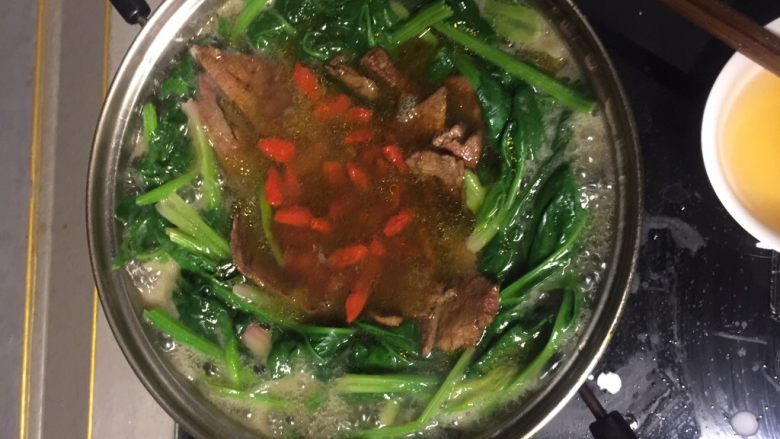 猪肝菠菜枸𣏌大补汤,将菠菜、猪肝、依次放入烧好的汤锅里，烧开就断火，香喷喷的猪肝菠菜枸杞大补汤就做好了