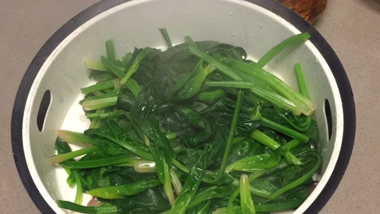 猪肝菠菜枸𣏌大补汤,菠菜焯水后捞出沥干备用