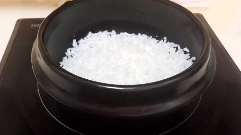 香菇排骨粥,把大米清洗干净