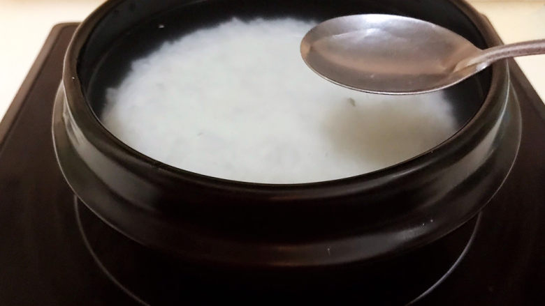 香菇排骨粥,加入几滴玉米油，这样煮出来白米粥又香又浓稠