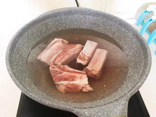 香菇蒸排骨,精排冷水下锅，水开后焯水5分钟