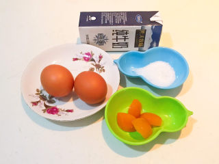 鸡蛋牛奶布丁,准备食材：土鸡蛋，纯牛奶，白砂糖，自制冰糖金桔（另有食谱）