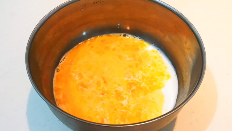鸡蛋牛奶布丁,把鸡蛋液倒入晾凉的纯牛奶里