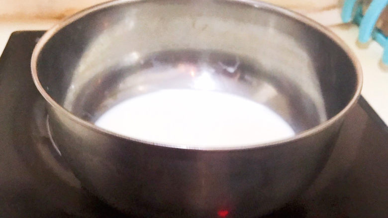 鸡蛋牛奶布丁,小火加热，搅拌至砂糖融化即可，把牛奶晾凉