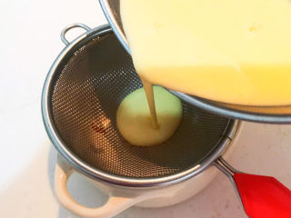 鸡蛋牛奶布丁,把鸡蛋牛奶液过筛倒入蒸碗里