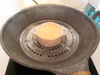 鸡蛋牛奶布丁,把蒸碗放入锅里