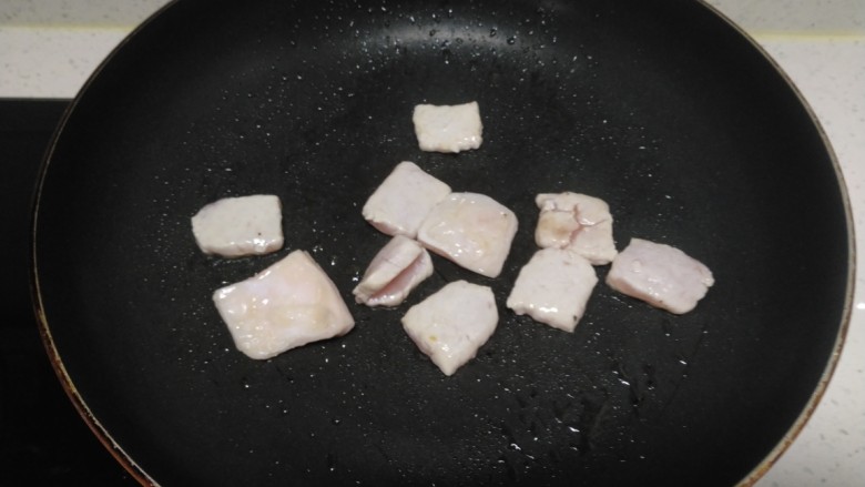 猪肉炒上海青、豆腐皮,锅中放入适量油，炒至猪肉变色