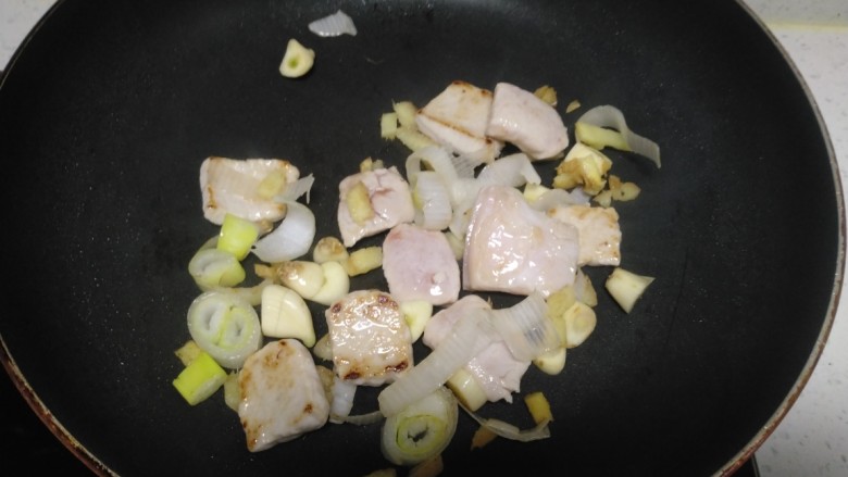 猪肉炒上海青、豆腐皮,放入葱、姜、蒜炒香
