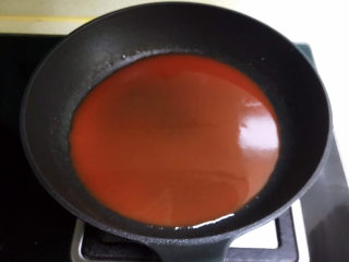 冬至美食  茄汁三味猫爪汤圆,加入温水调匀