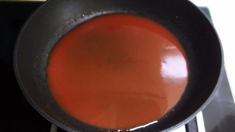 冬至美食  茄汁三味猫爪汤圆,加入温水调匀