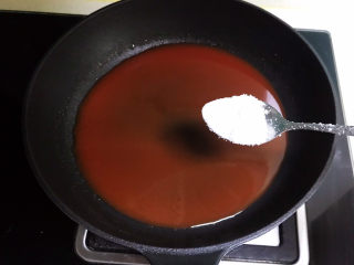 冬至美食  茄汁三味猫爪汤圆,加入白砂糖