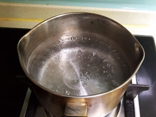 冬至美食  茄汁三味猫爪汤圆,煮锅加入冷水