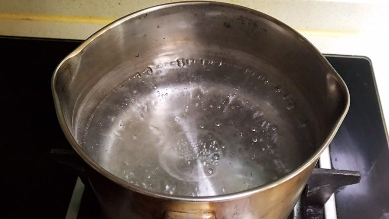 冬至美食  茄汁三味猫爪汤圆,煮锅加入冷水