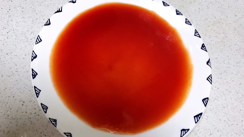 冬至美食  茄汁三味猫爪汤圆,把番茄汁倒入盘里备用