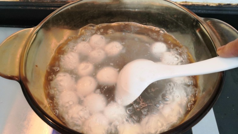 冬至美食 豆沙汤圆,再次煮开，用勺子推拌均匀，以免粘底