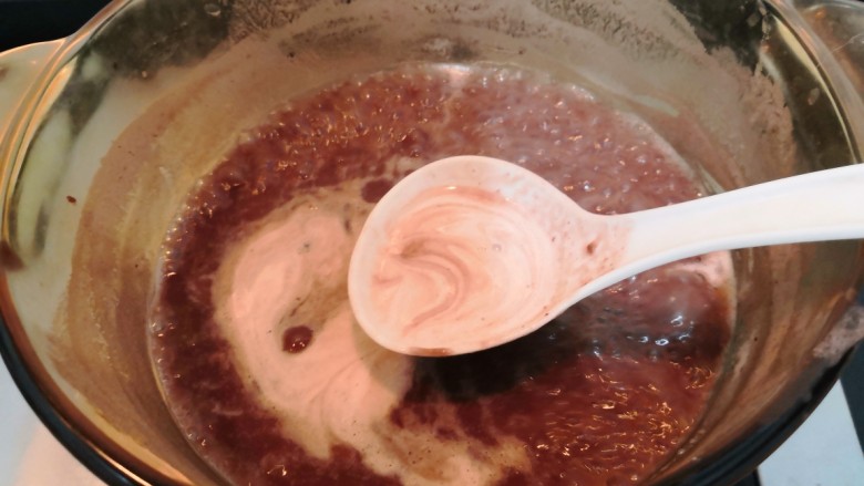 冬至美食 豆沙汤圆,煮的过程中，撇去浮沫