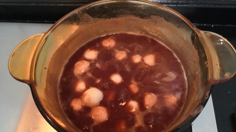 冬至美食 豆沙汤圆,煮开后，就把熟丸子，倒入锅中