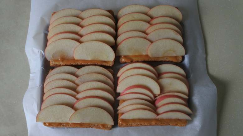 冬至美食-焦糖苹果烤土司,码上苹果片