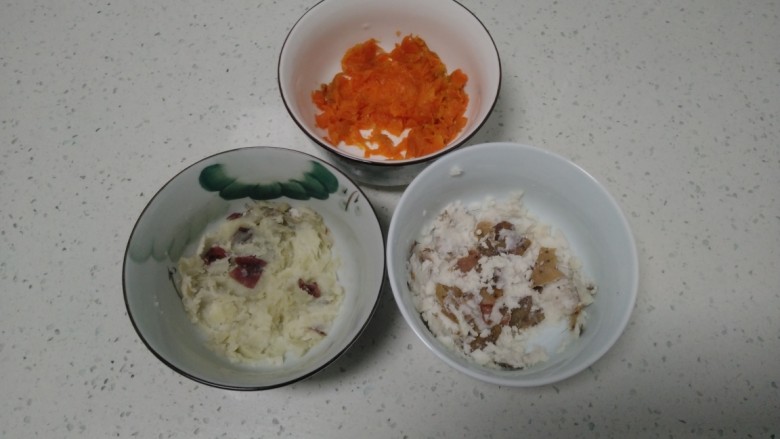 冬至美食+三种口味的面鱼汤,红薯、山药、胡萝卜蒸熟分别放入碗中，捣成泥
