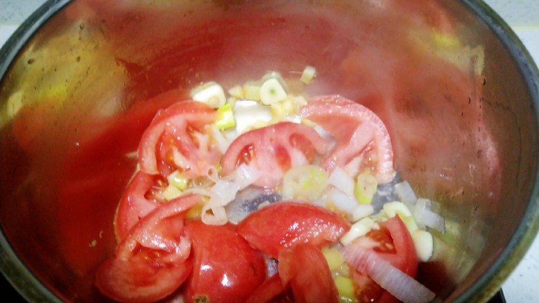 冬至美食+三种口味的面鱼汤,放入西红柿翻炒均匀