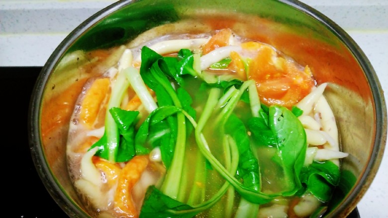 冬至美食+三种口味的面鱼汤,大火煮开放入面鱼，面鱼全部煮至断生，放入上海青