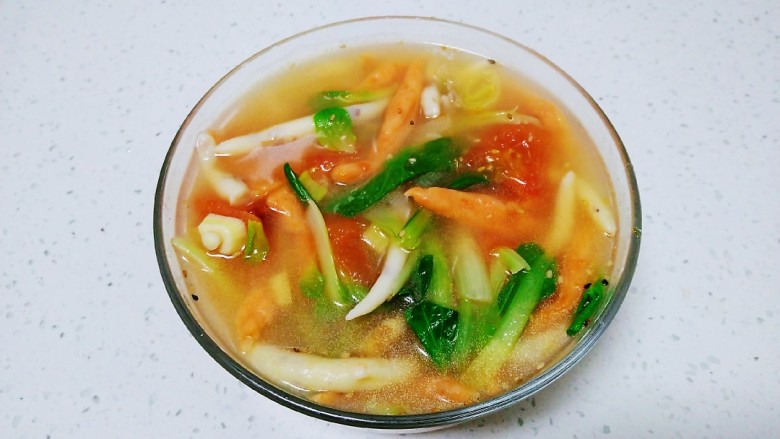 冬至美食+三种口味的面鱼汤,盛入碗中