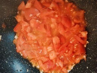 番茄肥牛金针菇,然后放入切好的西红柿炒出番茄汁，放入一勺番茄酱