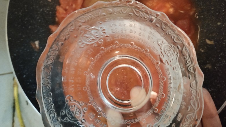 番茄肥牛金针菇,锅中放一碗水