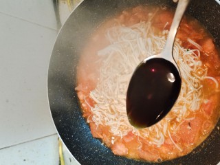 番茄肥牛金针菇,一勺味达美，两勺耗油，适量盐，盖上盖，煮一会
