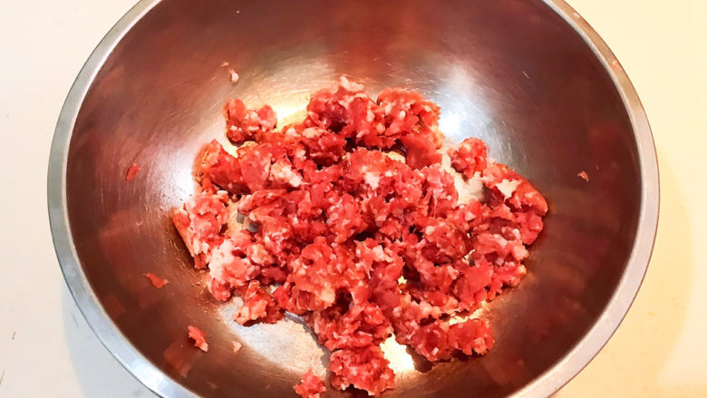 冬至美食  黄蘑猪肉馅水饺,把猪肉馅放入一个大一点的盆里